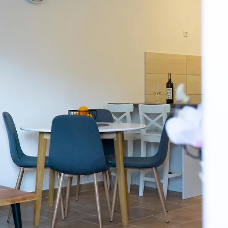Apartman Una شقة *