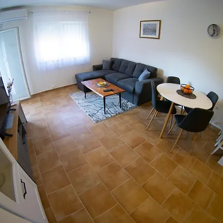 Apartman Una تريبينيي